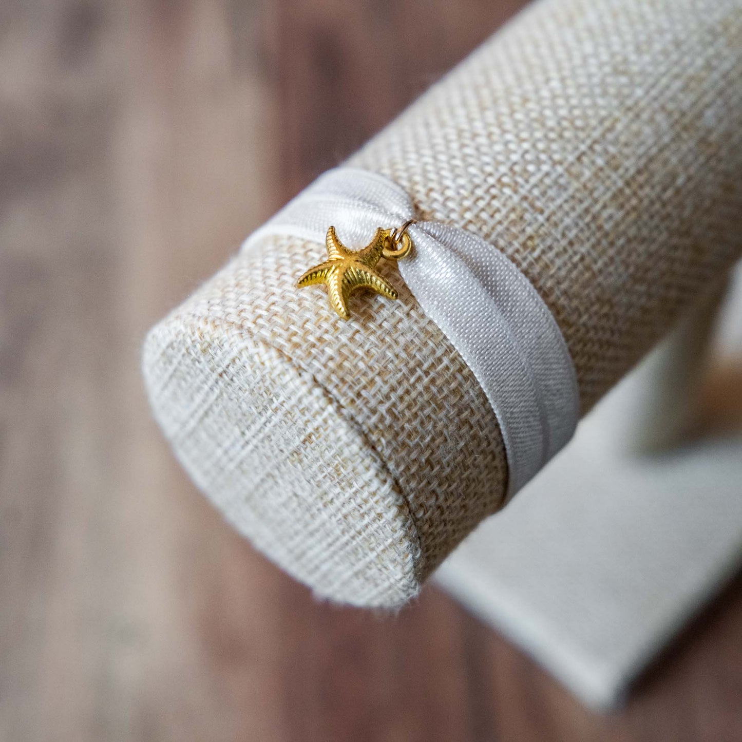 Bracelet ruban beige motif étoile de mer