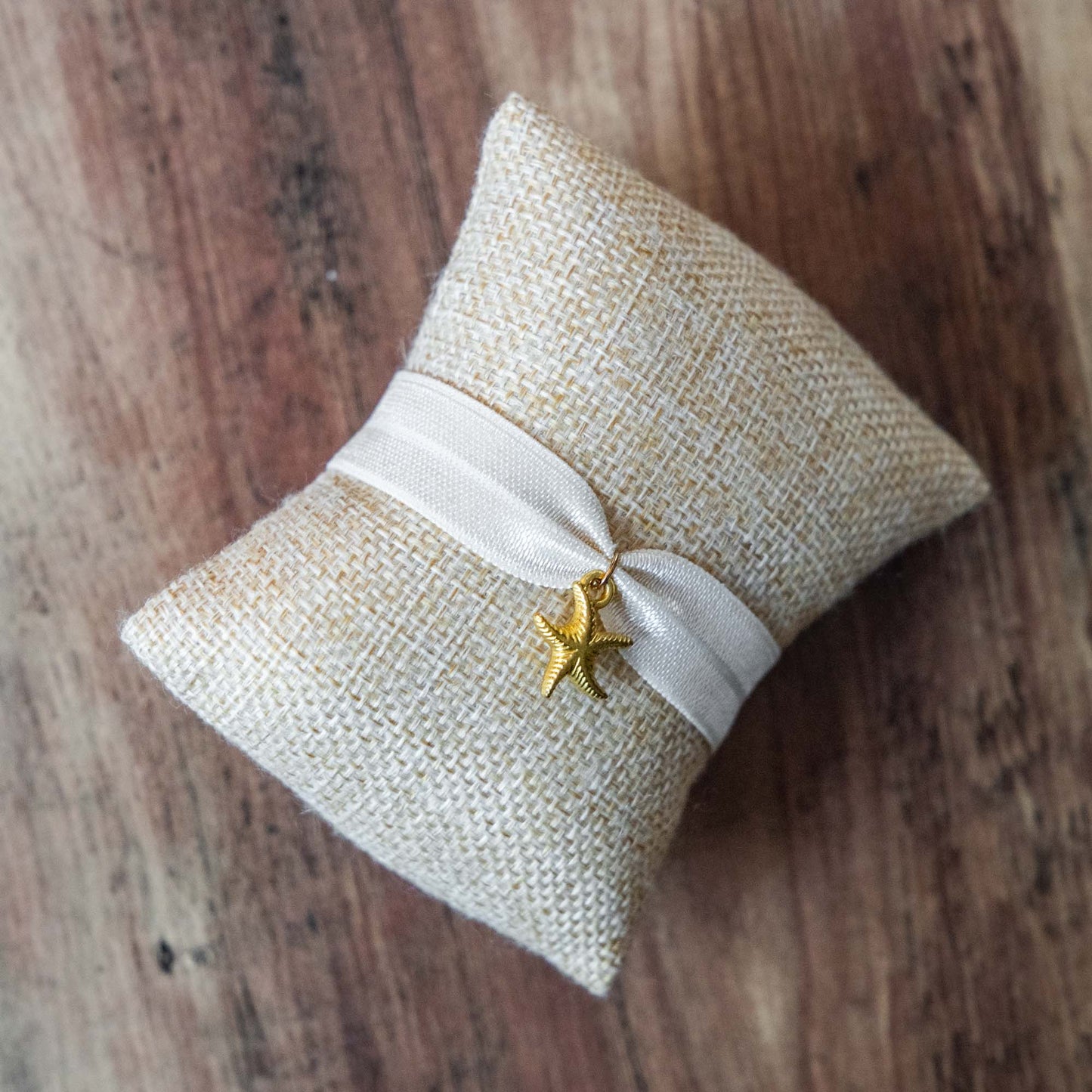 Bracelet ruban beige motif étoile de mer